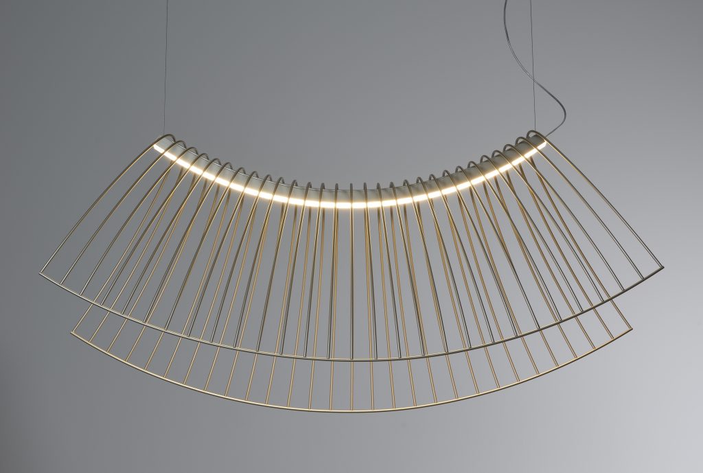 Parábola: una lámpara que queda levitando en el vacío. Diseñada por Cristián Mohahed para la marca francesa Roche Bobois
