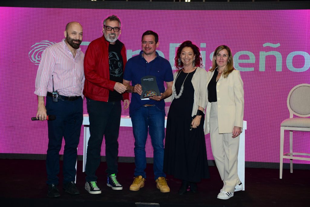 Daniel Alonso recibió el premio al mejor producto de PuroDiseño
