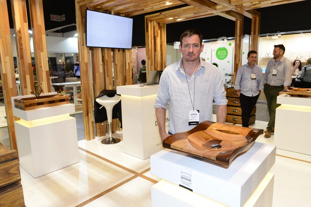 Daniel Alonso junto a la bacha de madera recuperada que recibió el premio al mejor producto de la feria en PuroDiseño 2019. 